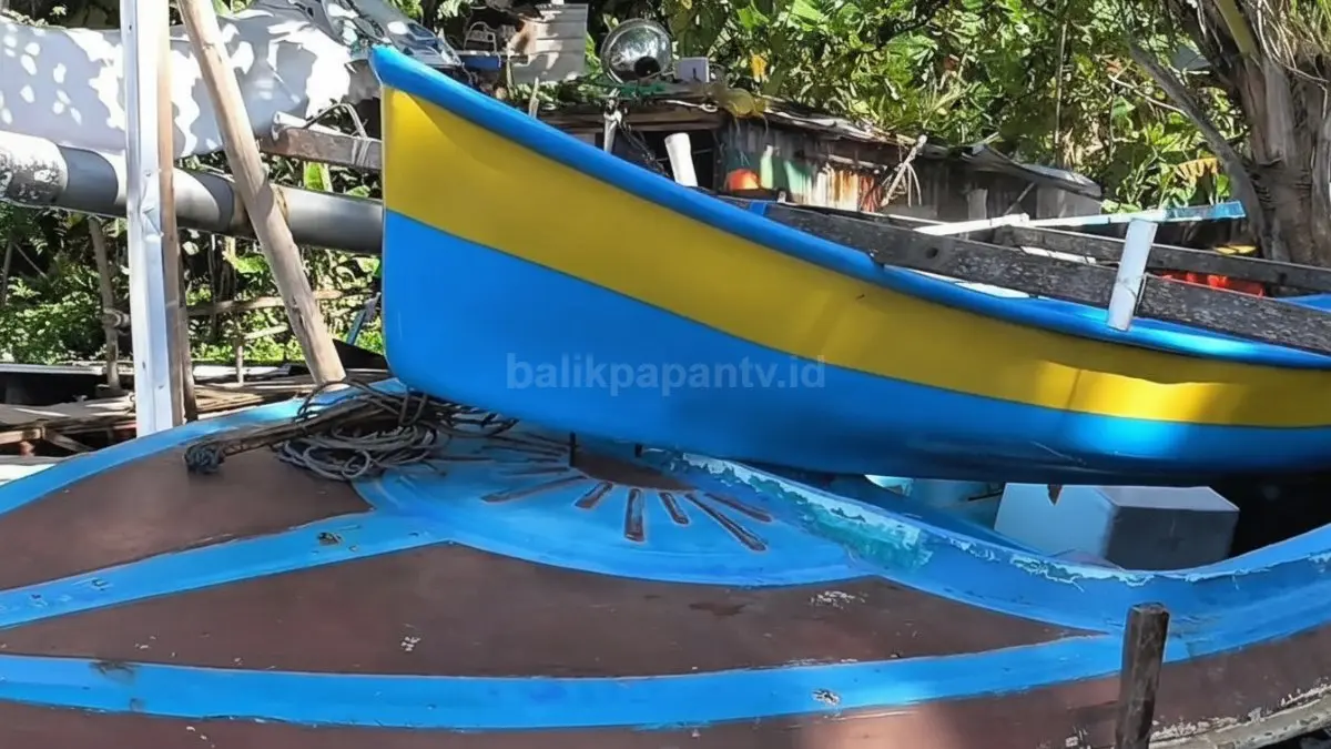 Deretan perahu motor tradisional milik nelayan Sungai Nangka Balikpapan terparkir di pinggir pantai akibat ombak besar musim angin selatan.