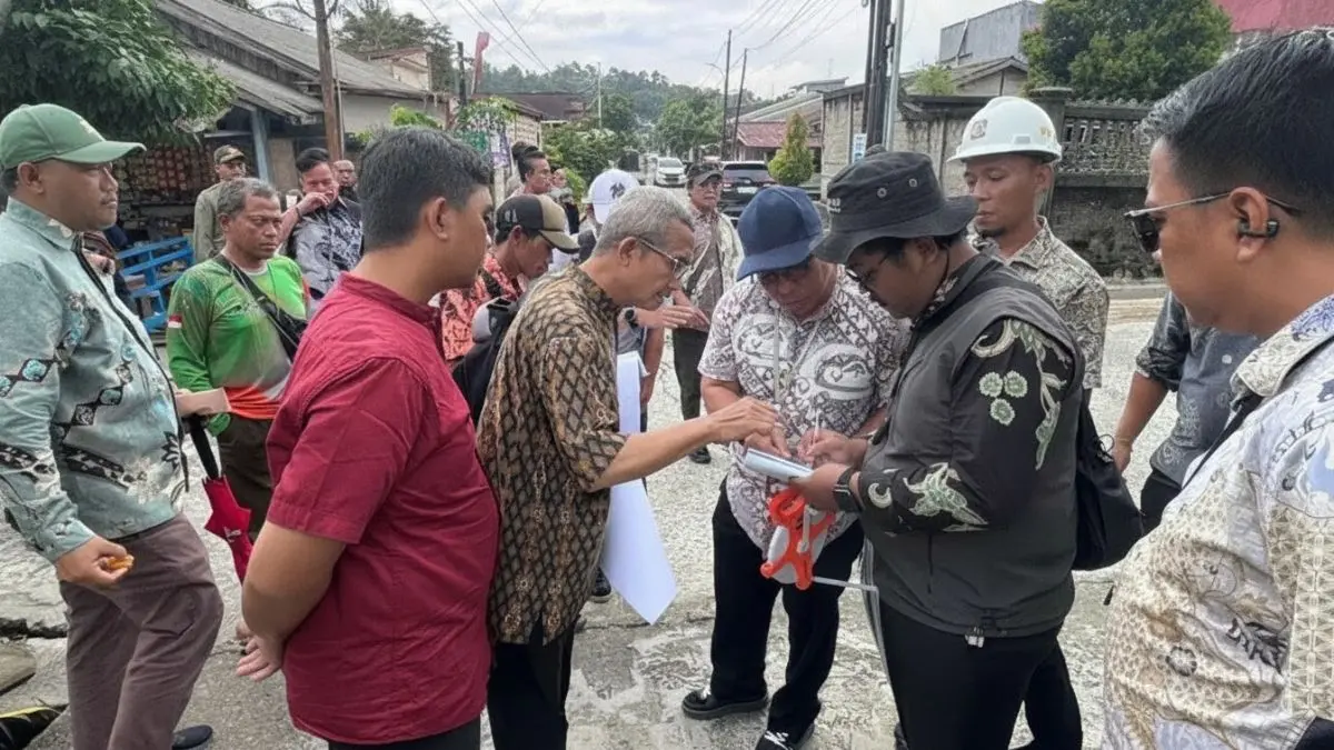 Petugas melakukan pendataan PSU perumahan terlantar untuk memastikan fasilitas umum dapat dikelola secara jelas.
