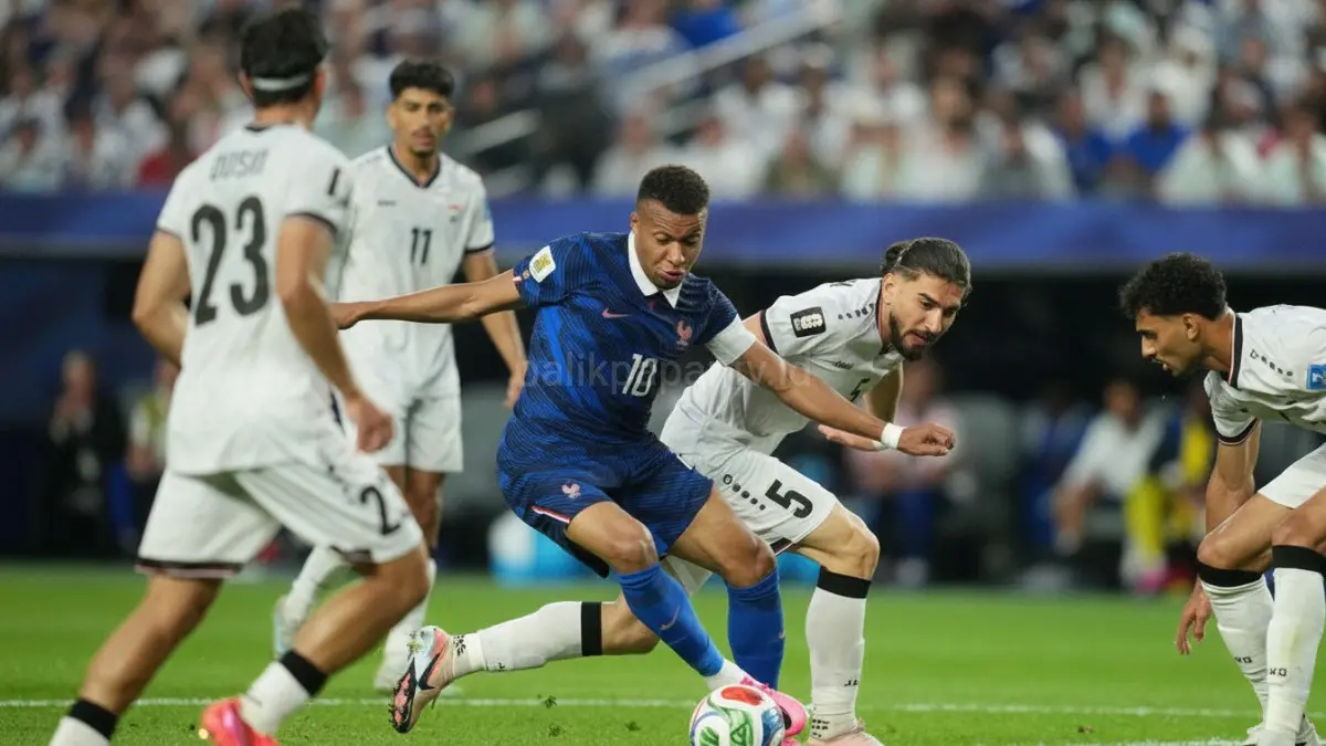 Prancis memastikan tiket ke babak 32 besar Piala Dunia 2026 setelah menaklukkan Irak dengan skor telak tiga gol tanpa balas di fase grup. (BTV/AI) 