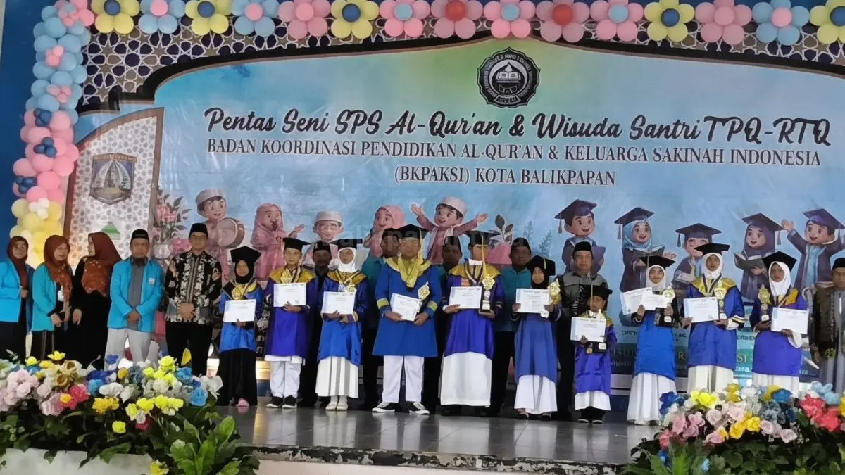 Ratusan santri cilik berkumpul mengenakan pakaian wisuda lengkap di atas panggung Gedung KNPI Balikpapan dalam acara wisuda akbar BK Paksi.