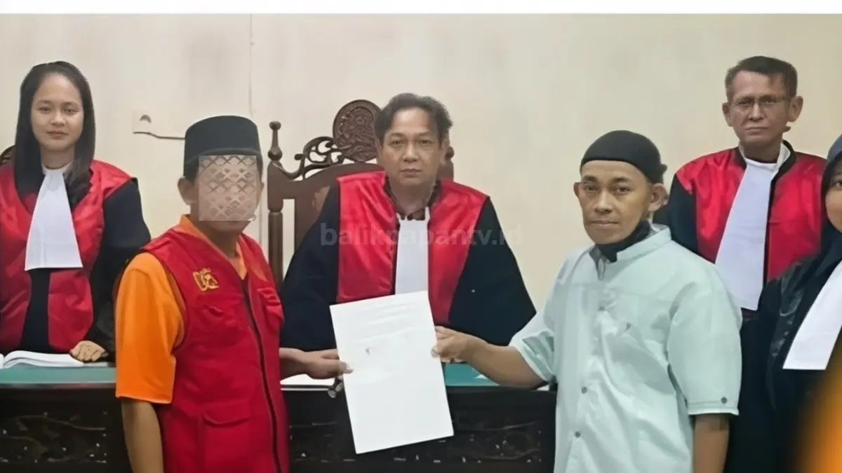 Ruang sidang Pengadilan Negeri Balikpapan Kelas IA dalam proses persidangan