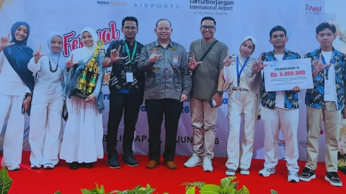 Tim musikalisasi puisi SMA 2 Tanah Grogot.