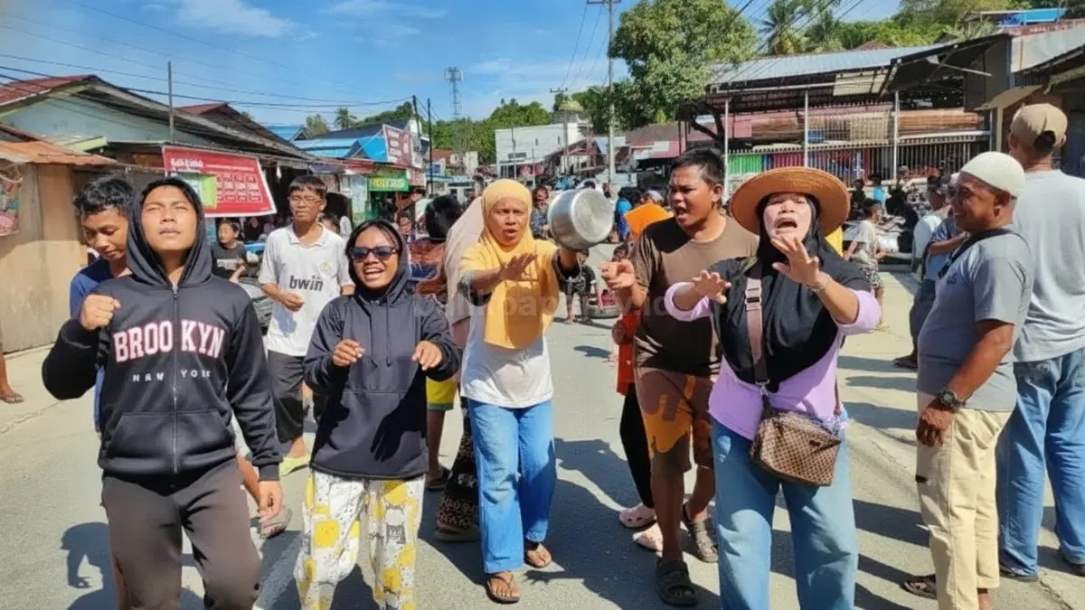 Aksi Warga BDS memblokir jalan memprotes krisis air 10 hari, PTMB janji percepat pemulihan distribusi.