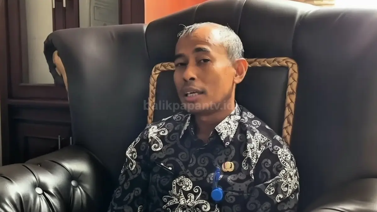 Asisten II Setda PPU Hadi Saputro saat menjelaskan strategi pembagian bibit tanaman pangan dan pelaksanaan operasi pasar murah di wilayah Penajam Paser Utara untuk menekan laju inflasi daerah.