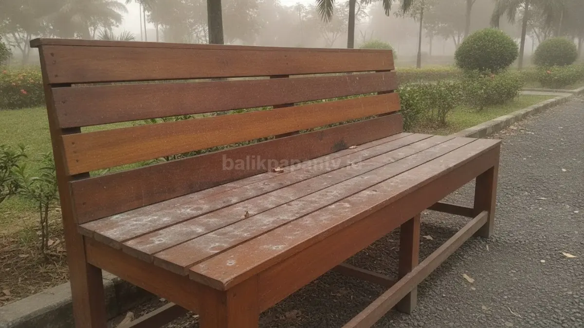 Hujan debu cokelat menyelimuti permukiman warga Balikpapan dan memicu kekhawatiran kesehatan keluarga.