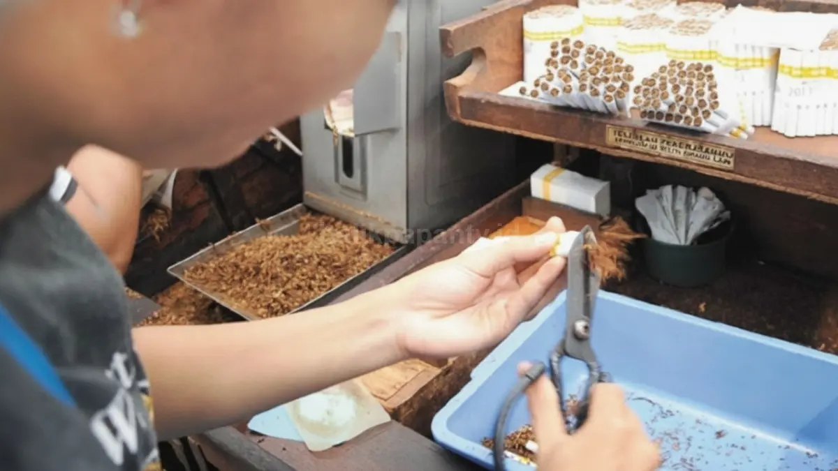 Ilustrasi produk rokok dan cukai hasil tembakau yang menjadi sorotan dalam perdebatan batas produksi tarif rendah.