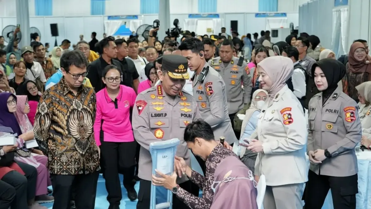 Kapolri Jenderal Pol Listyo Sigit Prabowo menyerahkan bantuan sosial pada puncak bakti kesehatan Hari Bhayangkara ke-80.