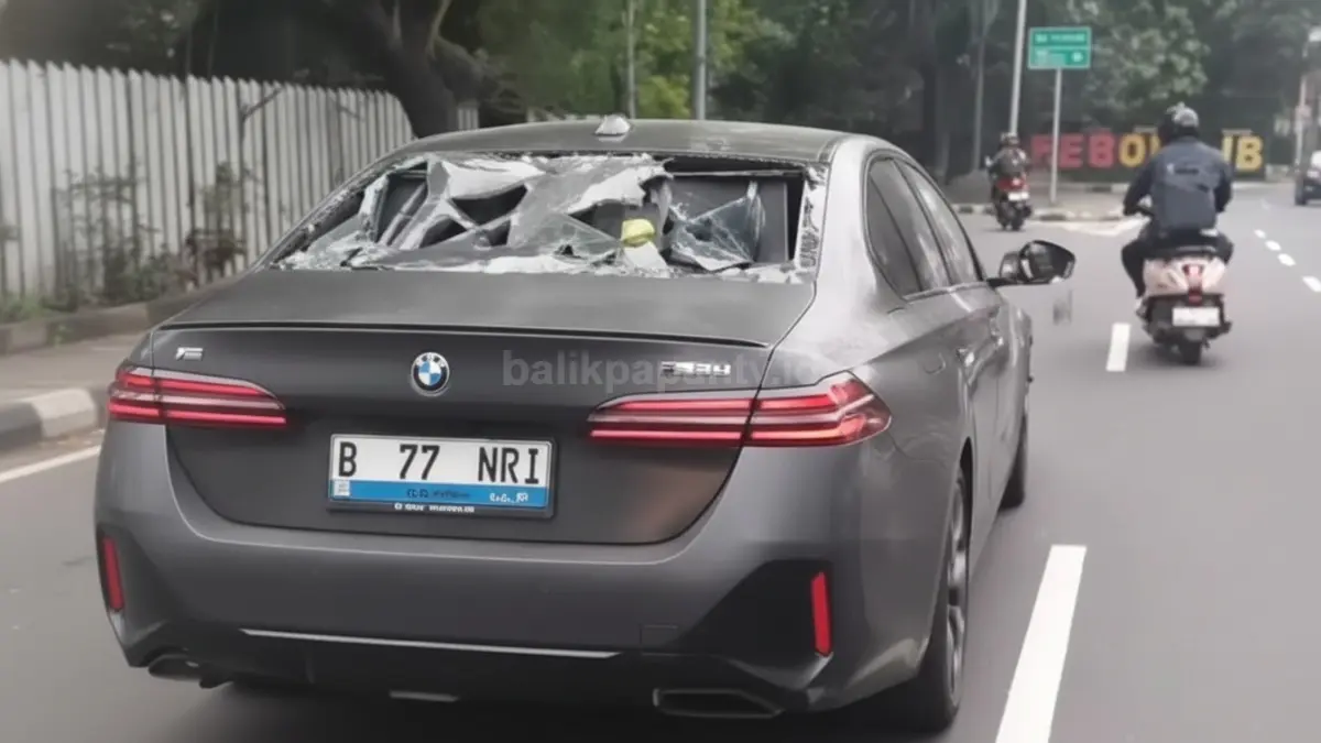 Mobil BMW listrik yang rusak setelah insiden kecelakaan di Jalan Meruya Selatan, Jakarta Barat.