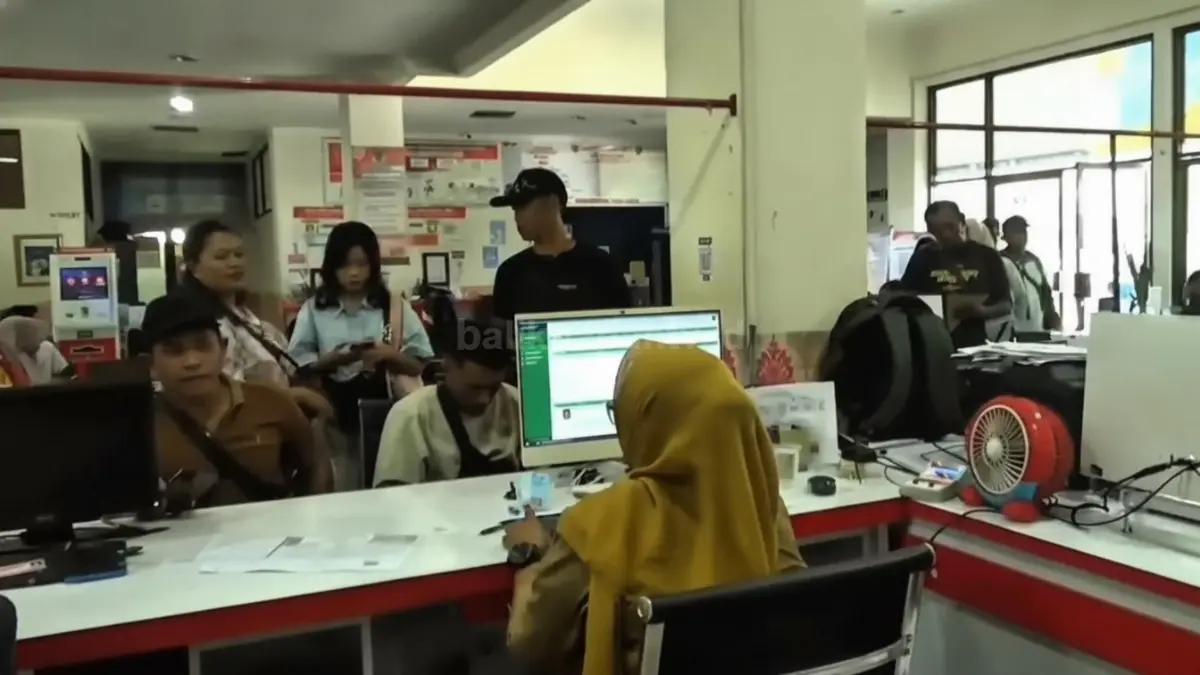 Petugas Disdukcapil Penajam Paser Utara melakukan proses perekaman data KTP elektronik untuk siswa sekolah dalam program pelayanan jemput bola.