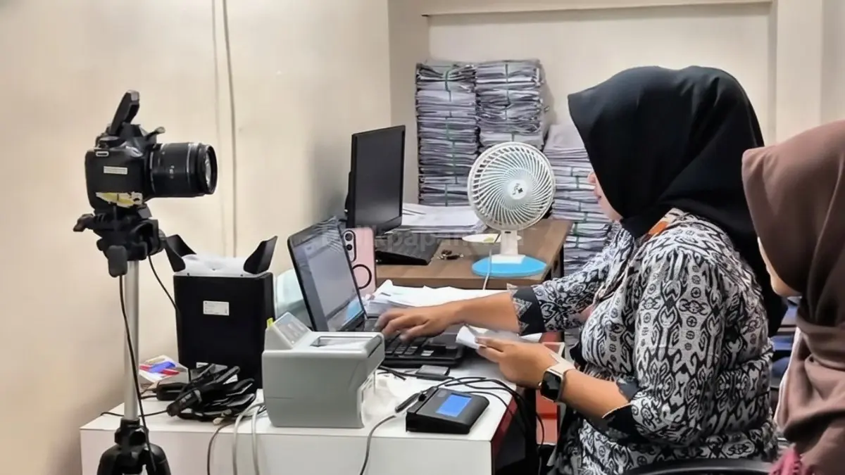 Petugas Disdukcapil PPU sedang melayani proses perekaman data kependudukan untuk anak sekolah, pastikan anak kita terdaftar Ces!