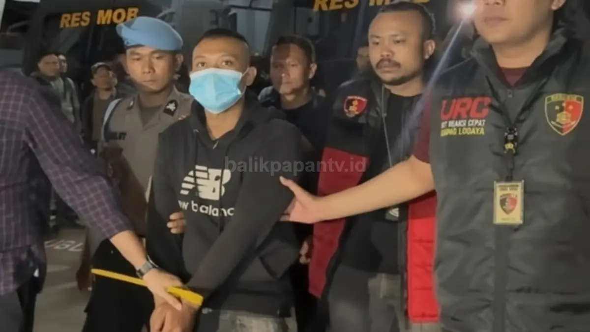 Petugas Polda Jawa Barat melakukan pengamanan terhadap tersangka kasus penyekapan perempuan.