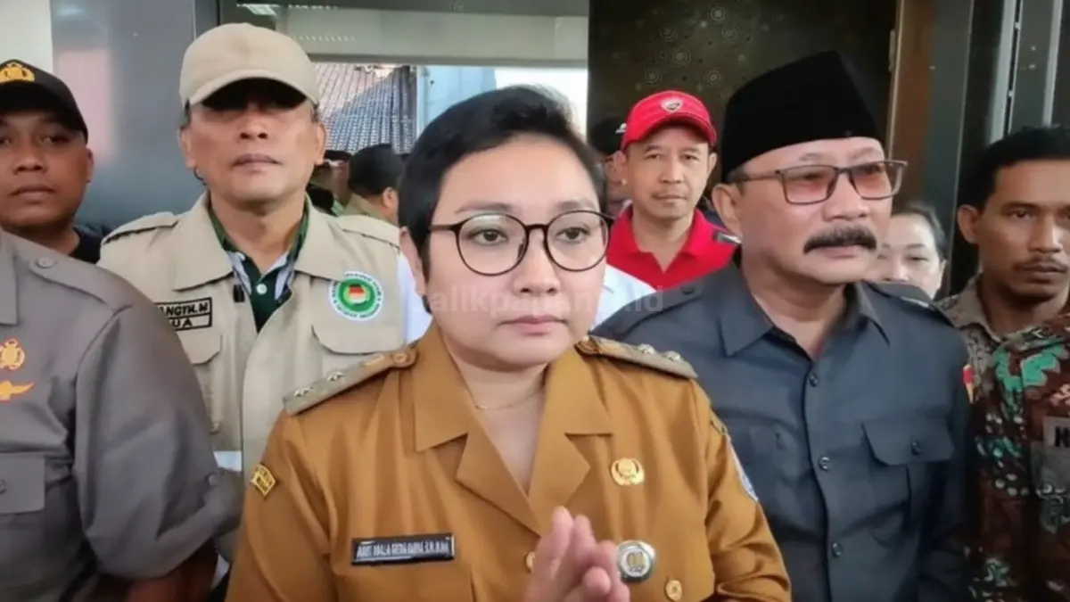 (Plt) Bupati Cilacap, Ammy Amalia Fatma Surya, di Cilacap, Jawa Tengah. Temuan 100 dari 300 Titik SPPG Diduga Fiktif di Cilacap