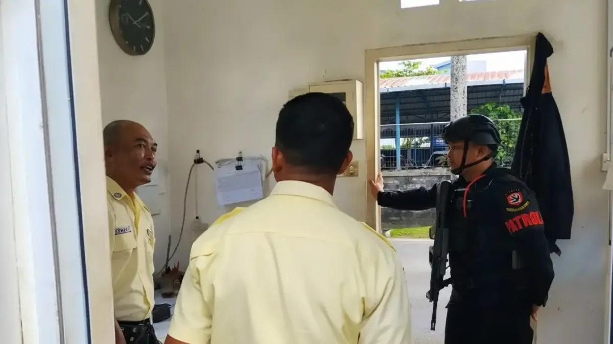 Patroli Gegana Brimob Polda Kaltim di perumahan Balikpapan tingkatkan keamanan dan kewaspadaan warga.
