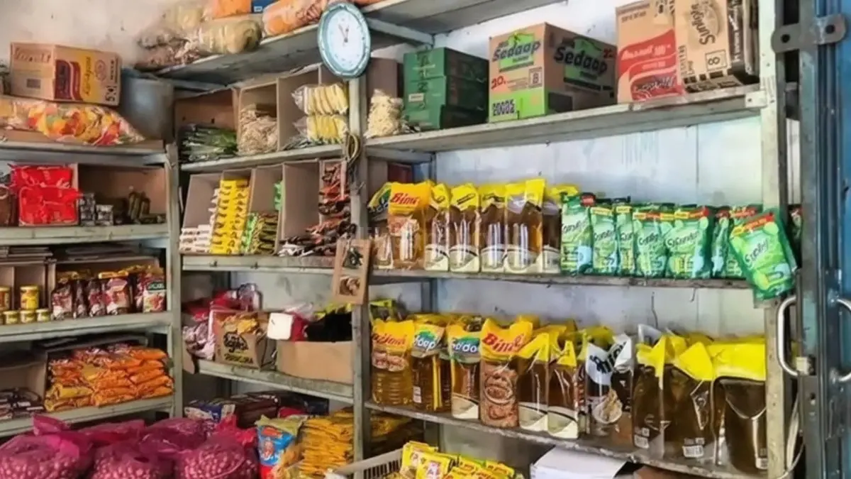 Petugas Dinas KUKM Perindag Penajam Paser Utara memantau rak minyak goreng ritel yang kosong.