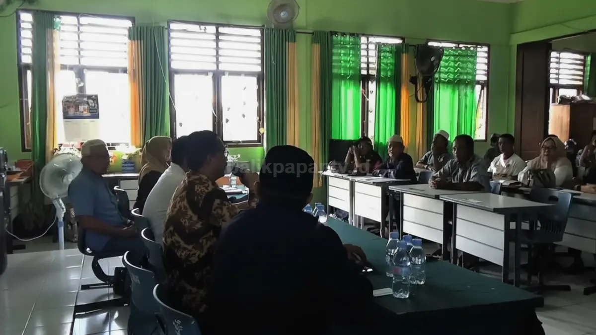 Petugas dinas pendidikan sedang memantau ruangan panitia penerimaan siswa baru di sebuah SMP favorit di Penajam Paser Utara.