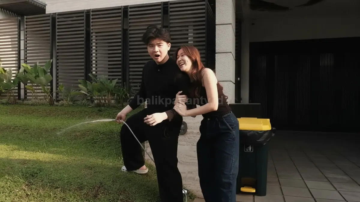 Rumah baru Enrico dan Virly mengusung konsep kaca modern dengan desain terbuka. (BTV/AI)