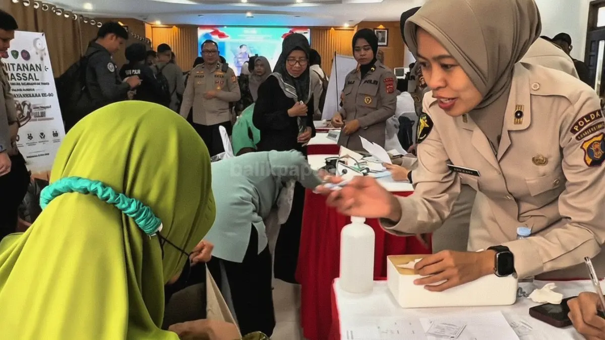 Suasana ramai warga Kalimantan Timur saat mengantre di posko pengobatan gratis perayaan Hari Bhayangkara ke-80 di Makosat Brimob Polda Kaltim.