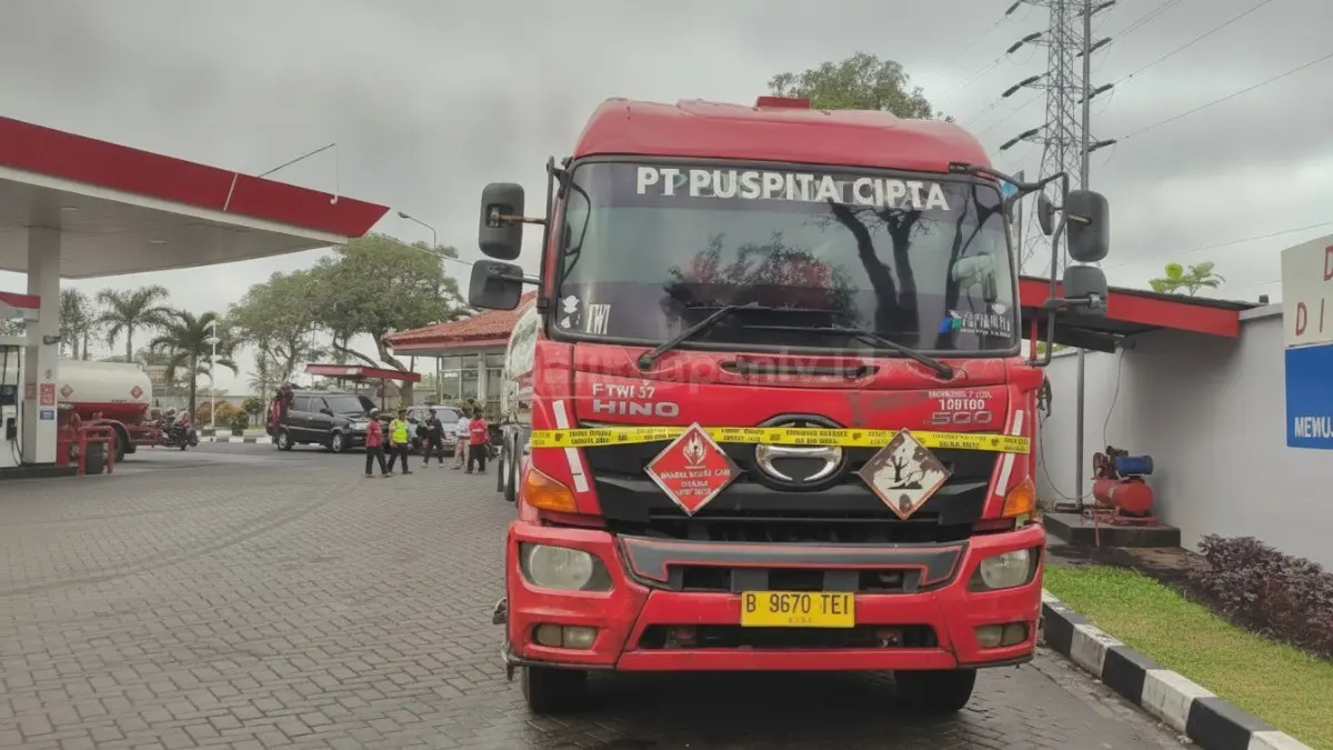 Truk tangki BBM yang dipasang garis polisi di area SPBU Genteng Wetan Banyuwangi saat proses penyelidikan berlangsung.