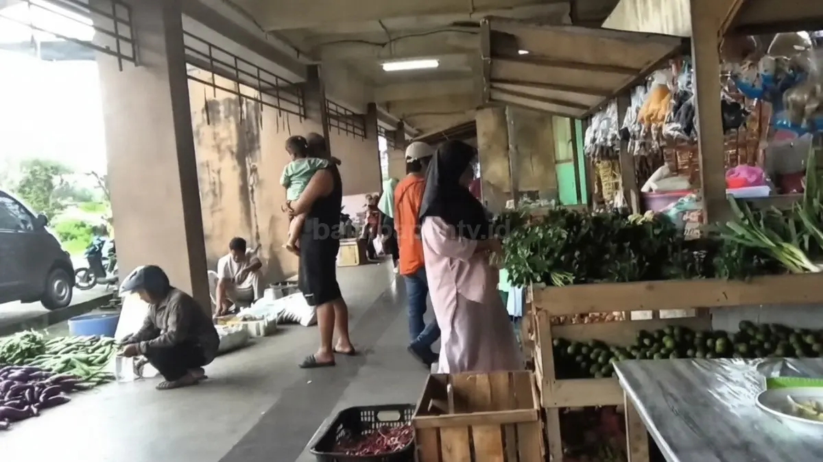 uasana aktivitas transaksi jual beli pedagang bumbu dapur di lapak Pasar Induk Nenang Kecamatan Penajam Paser Utara.