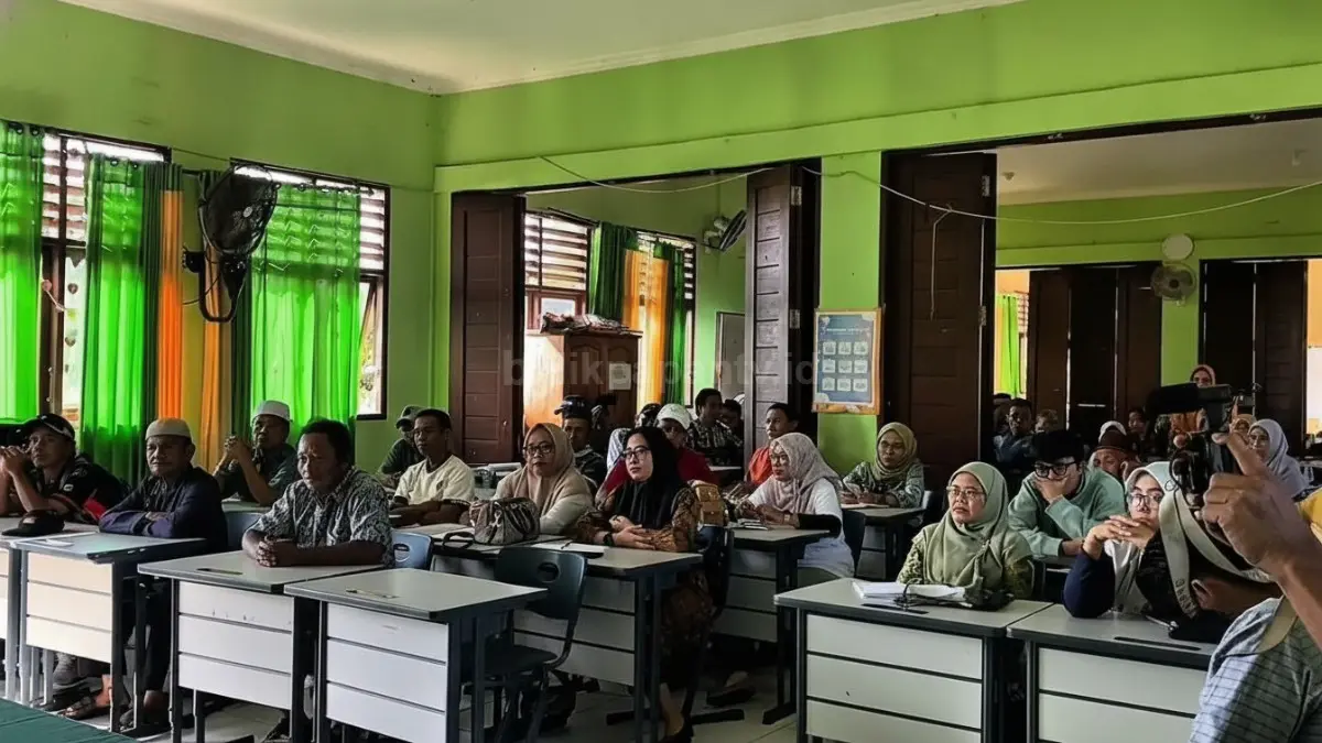 Aktivitas panitia pendaftaran sekolah sedang memverifikasi berkas administrasi kependudukan calon siswa baru pada pelaksanaan SPMB 2026.