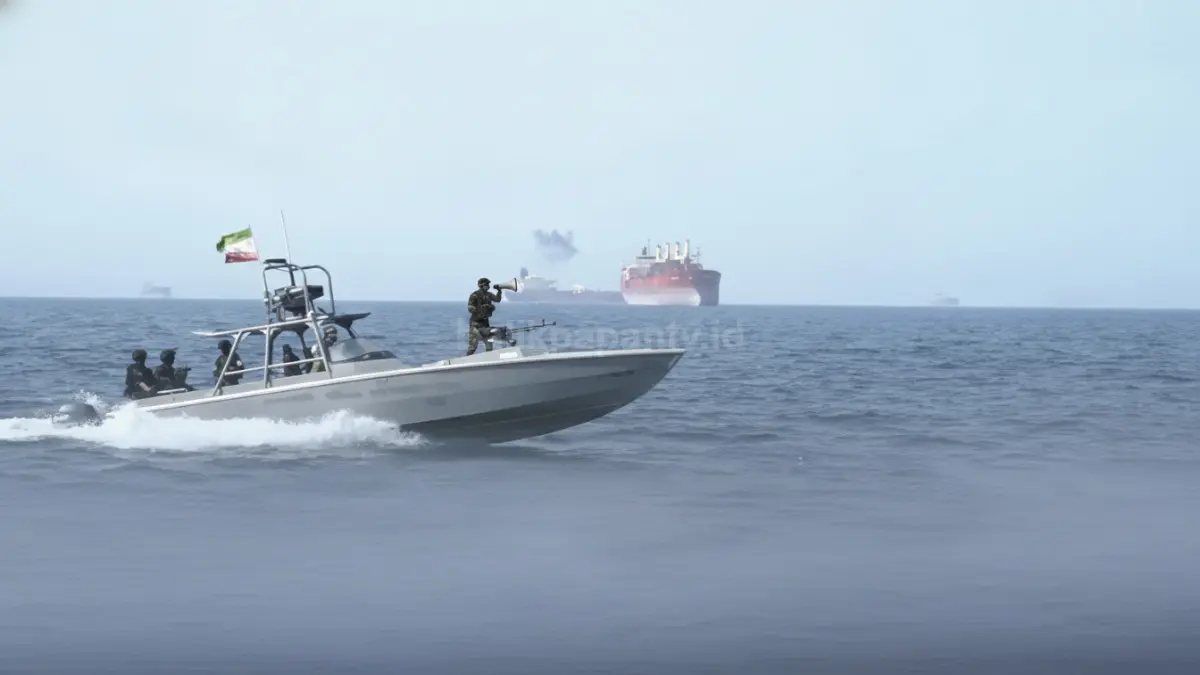 Kapal tanker melintasi Selat Hormuz saat Iran mengeluarkan peringatan terkait aturan pelayaran terbaru.