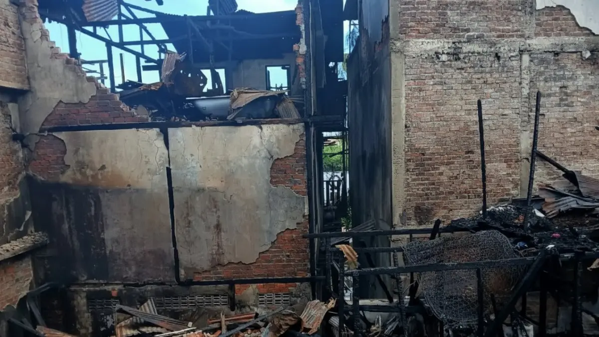 Kondisi rumah yang hangus terbakar di Jalan Dahor III Baru Ilir Balikpapan usai kebakaran melanda kawasan padat penduduk.