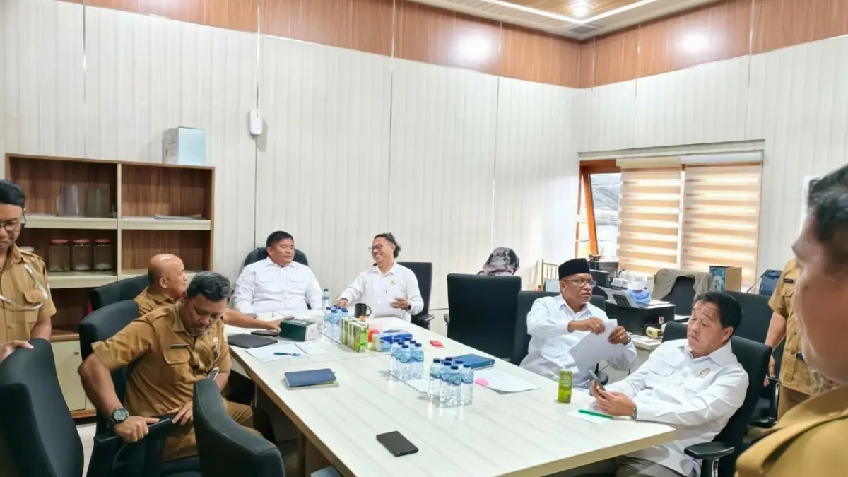 Rapat pengawasan Komisi II DPRD Balikpapan membahas penerimaan pajak daerah.