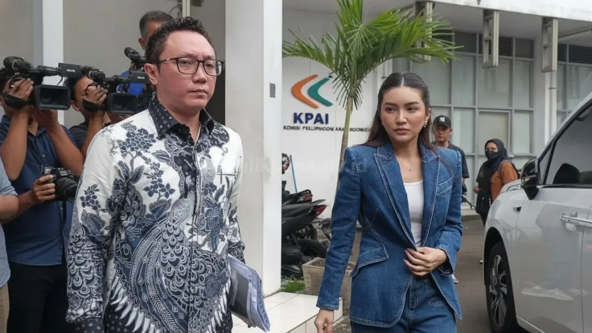 Sarwendah bersama kuasa hukum saat menyampaikan laporan terkait pengasuhan dan nafkah anak (BTV/Ai)