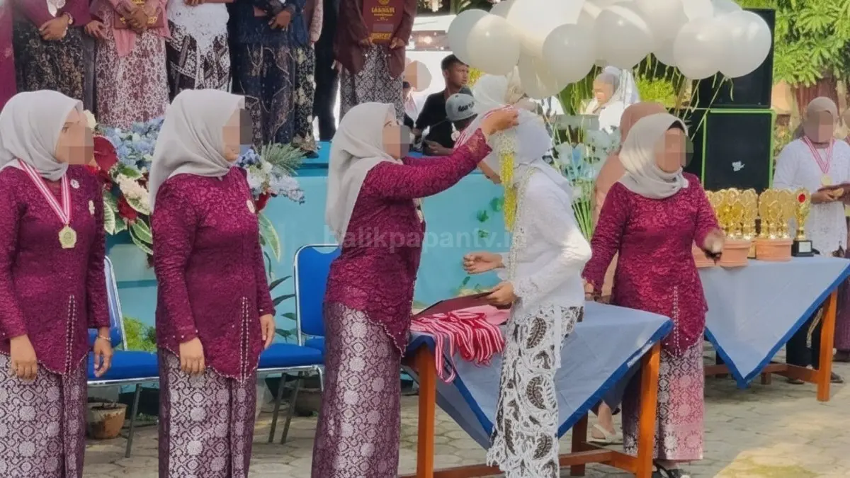 siswi SD mengenakan busana pengantin adat Sunda saat acara wisuda