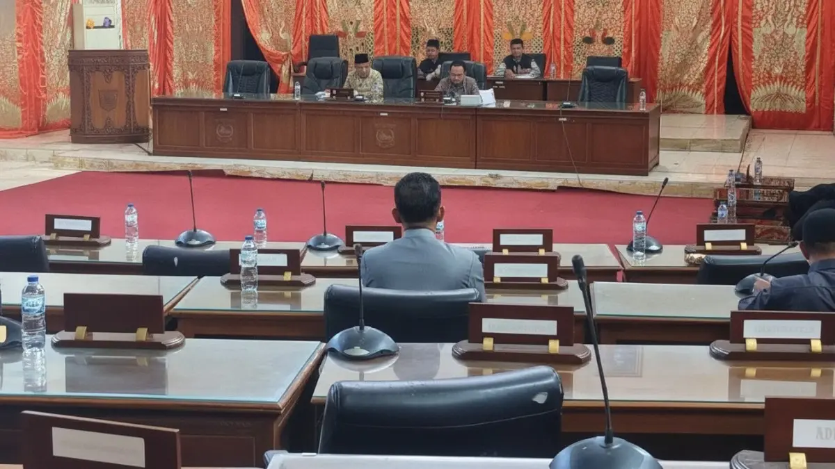 Suasana rapat DPRD Paser saat fraksi-fraksi menyampaikan pandangan umum terhadap Raperda APBD 2025.
