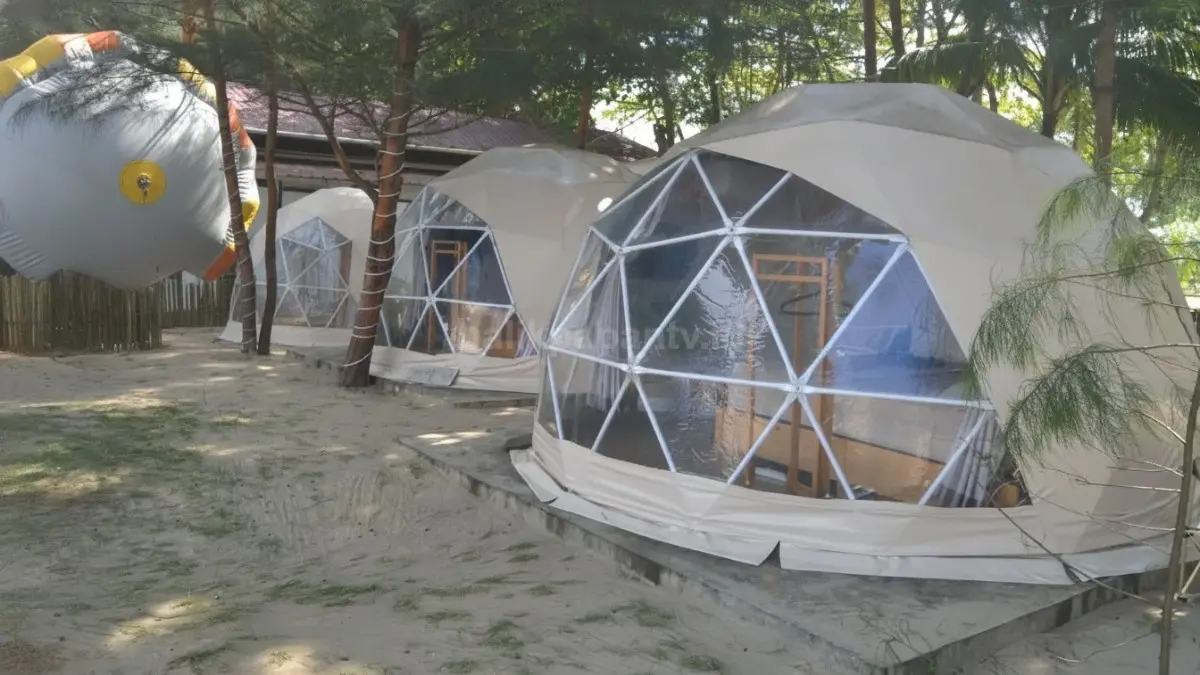 Beach Glamping di Pantai Manggar menghadirkan tenda dome menghadap pantai dengan fasilitas modern dan panorama laut.