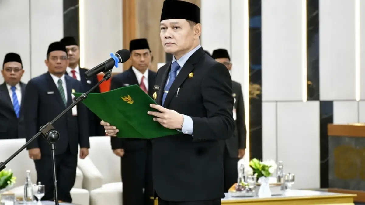 Bupati Paser memberikan arahan kepada tiga camat baru untuk memperkuat ekonomi daerah dan meningkatkan kesiapsiagaan karhutla.