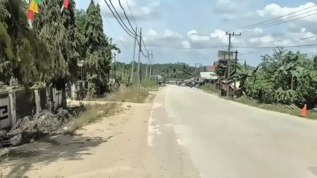 Kondisi jalur darat proyek pembangunan Jalan Sotek Bongan di Kalimantan Timur yang mendapat alokasi anggaran infrastruktur daerah.