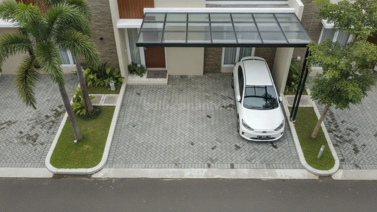Paving block membuat carport lebih rapi, mudah dirawat, dan membantu resapan air. (BTV/Ai)