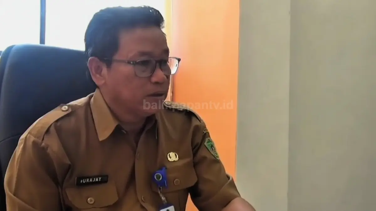Petugas Disdikpora Penajam Paser Utara mengadakan rapat koordinasi sosialisasi pemanfaatan data Dapodik bersama operator sekolah dan desa.