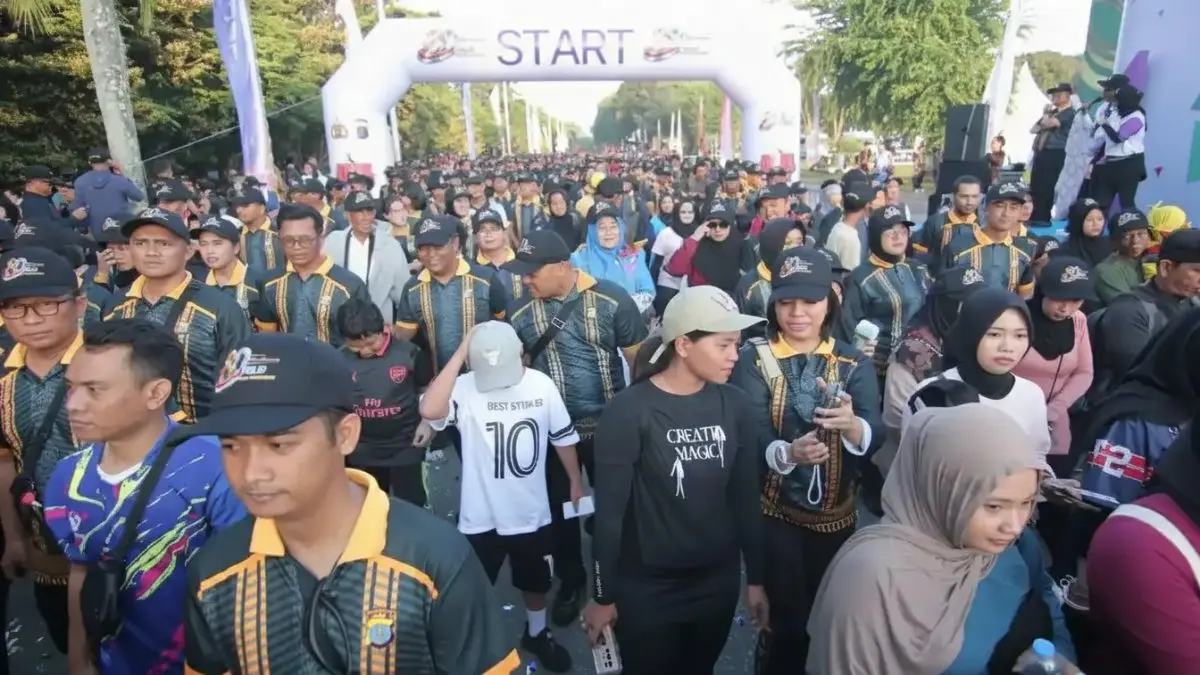 Ribuan warga mengikuti jalan sehat Hari Bhayangkara ke-80 di Lapangan Merdeka Balikpapan dengan suasana meriah.