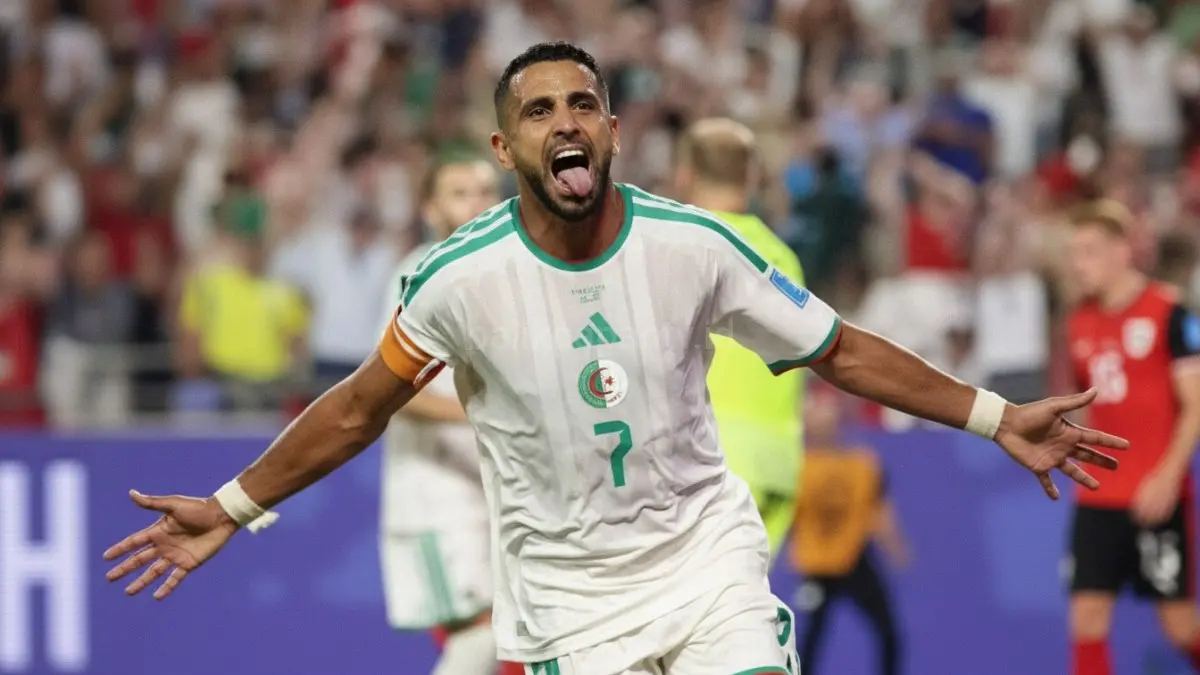 Riyad Mahrez merayakan gol penting saat Aljazair menghadapi Austria. (BTV/AI) 