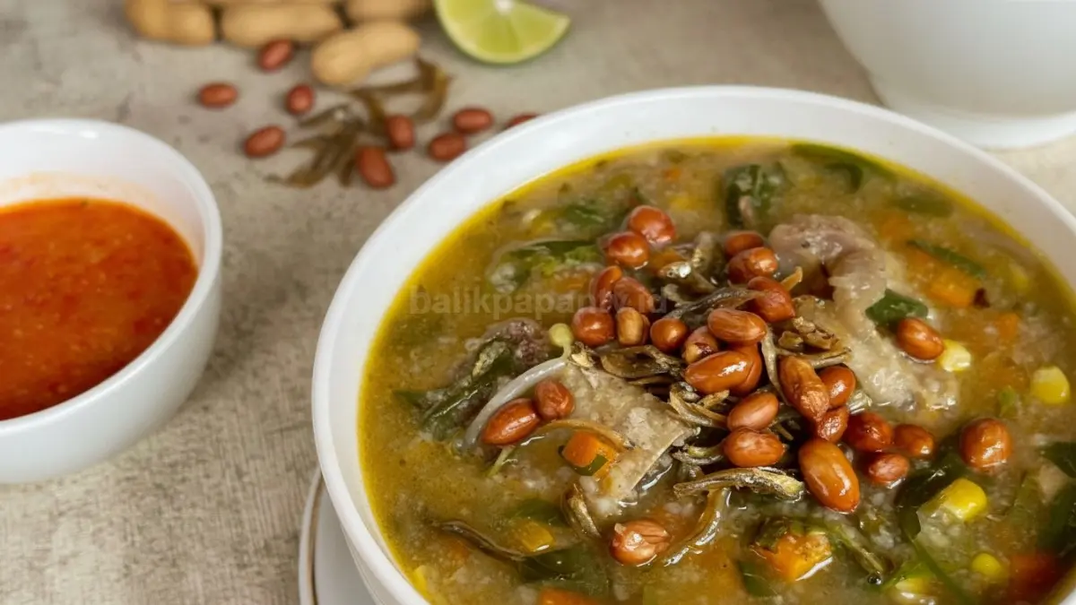 Bubur Pedas khas Melayu disajikan sebagai sarapan bergizi, masih dilestarikan komunitas Kalimantan Timur pada acara tertentu.