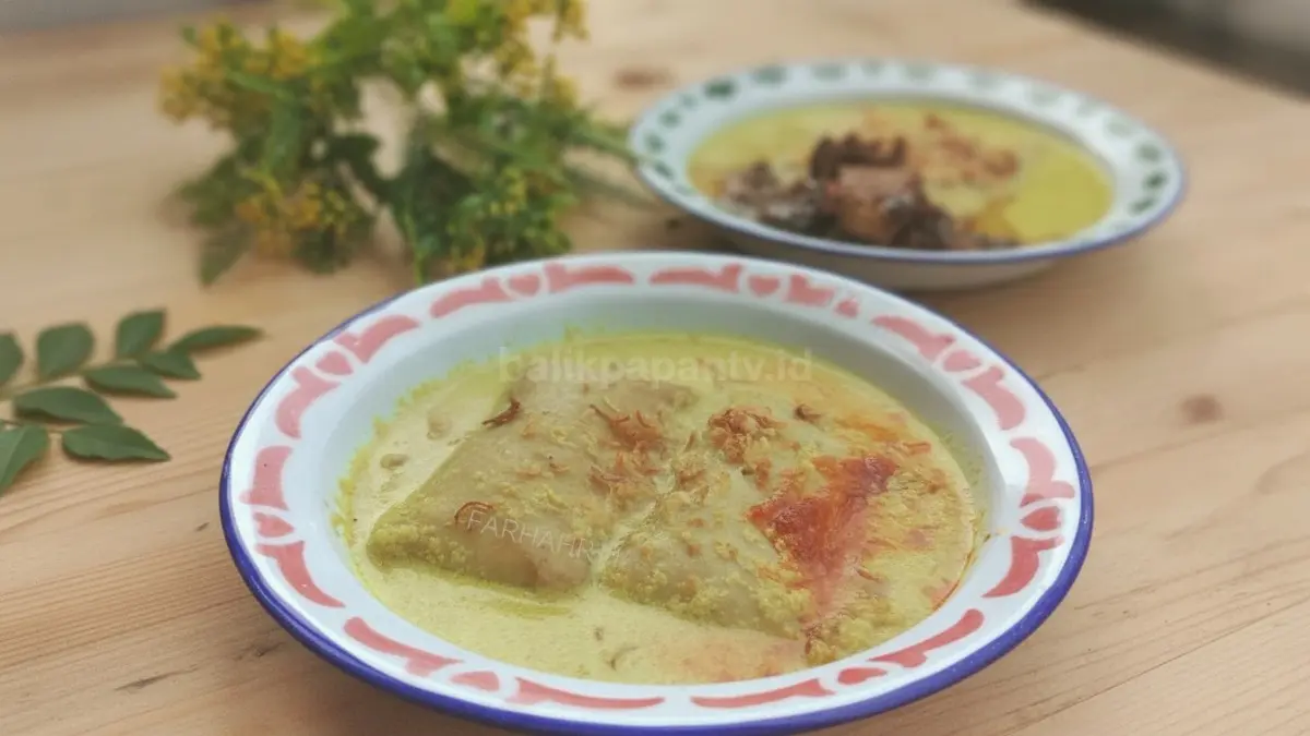 Buras berendam, kuliner khas Kalimantan Timur berbahan beras bersantan dengan kuah gurih, favorit sarapan masyarakat pesisir.