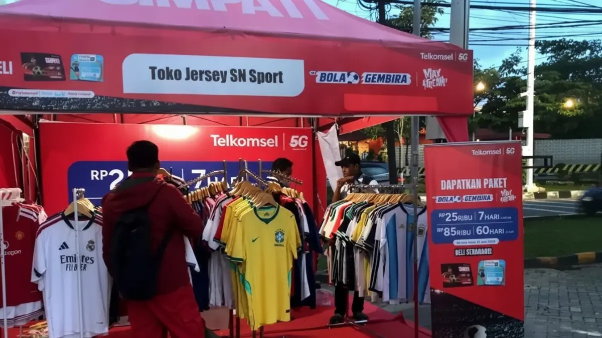Deretan jersey Portugal dan Argentina di stan SN Sport Balikpapan menjadi incaran pembeli selama Piala Dunia 2026.