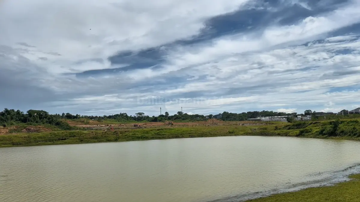 Dinas Pendidikan Kota Balikpapan meninjau lokasi proyek pembangunan gedung SMP Negeri 29 di Balikpapan Utara yang ditargetkan selesai akhir tahun.