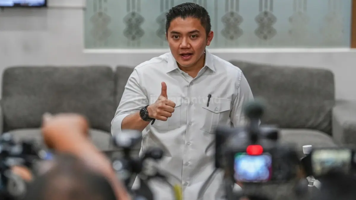 Foto Sekretaris Kabinet Teddy Indra Wijaya saat memberikan keterangan resmi mengenai penambahan kuota Program Magang Nasional Kemnaker.