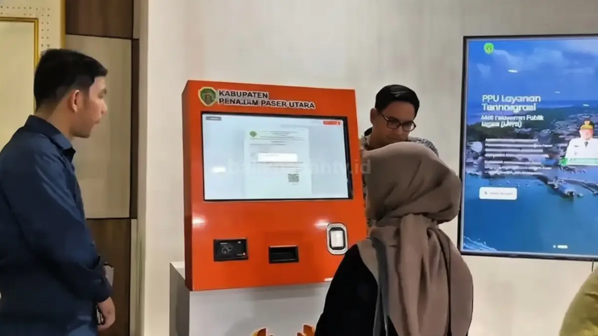 Petugas Diskominfo Penajam Paser Utara saat melakukan pemantauan jaringan kamera pengawas dari ruang kendali digital Mall Pelayanan Publik.