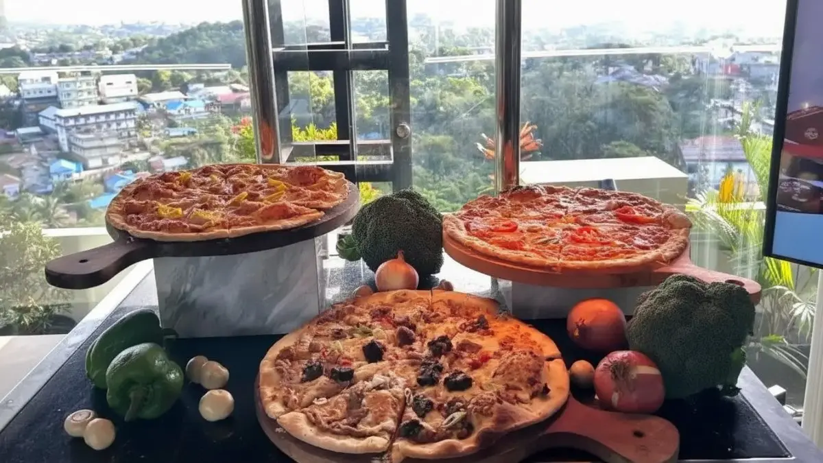 Rooftop Terrace Platinum Hotel Balikpapan menghadirkan Social Hours dengan all you can eat pizza made by order.