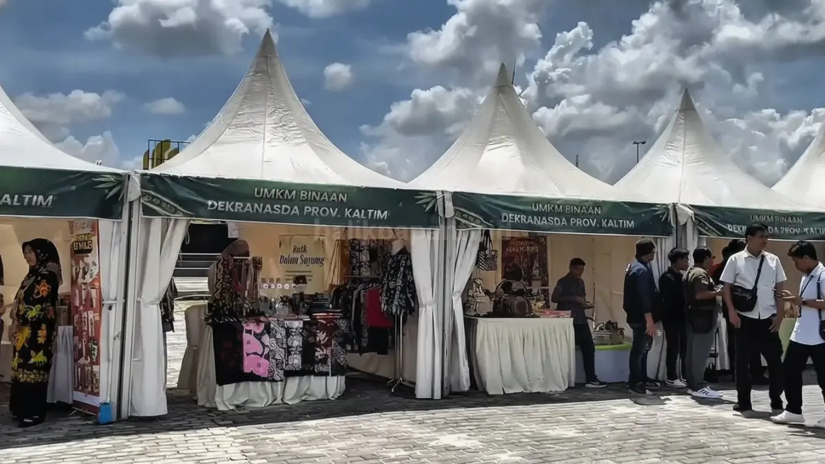 Suasana area Alun-Alun Kantor Bupati Penajam Paser Utara yang menjadi lokasi usaha mikro pedagang kuliner malam minggu saat sepi pengunjung.