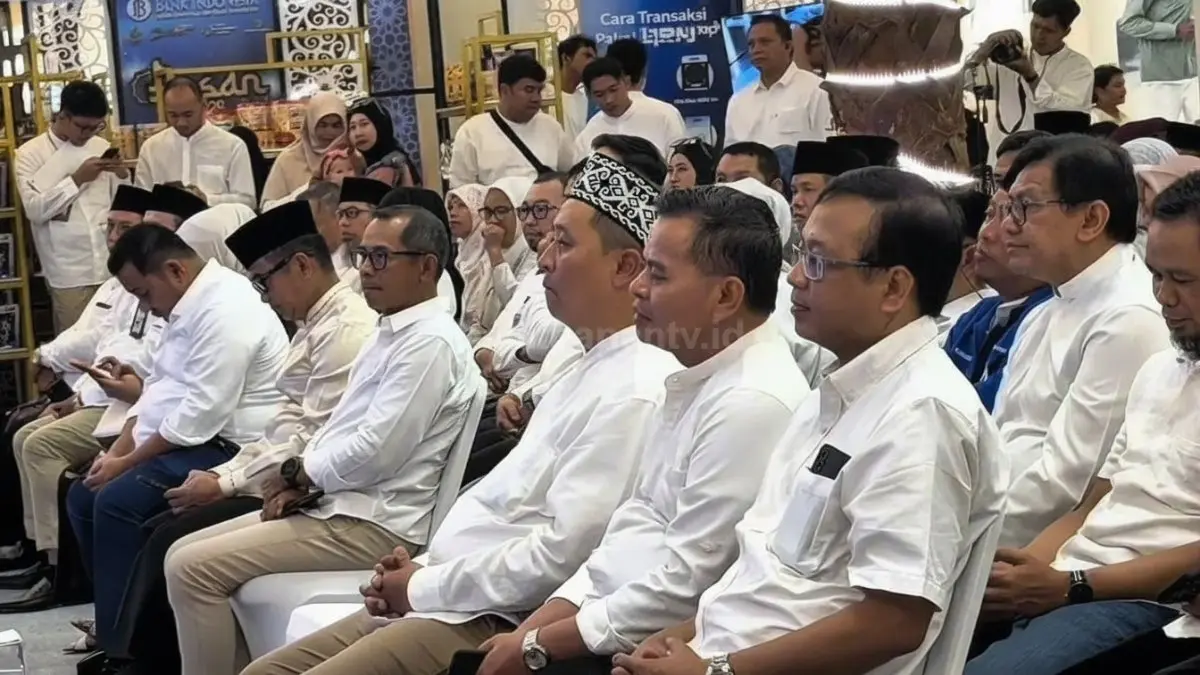 Suasana stan pameran produk fashion muslim yang dipadati pengunjung di Penta City Mall Balikpapan selama Fesyar 2026.