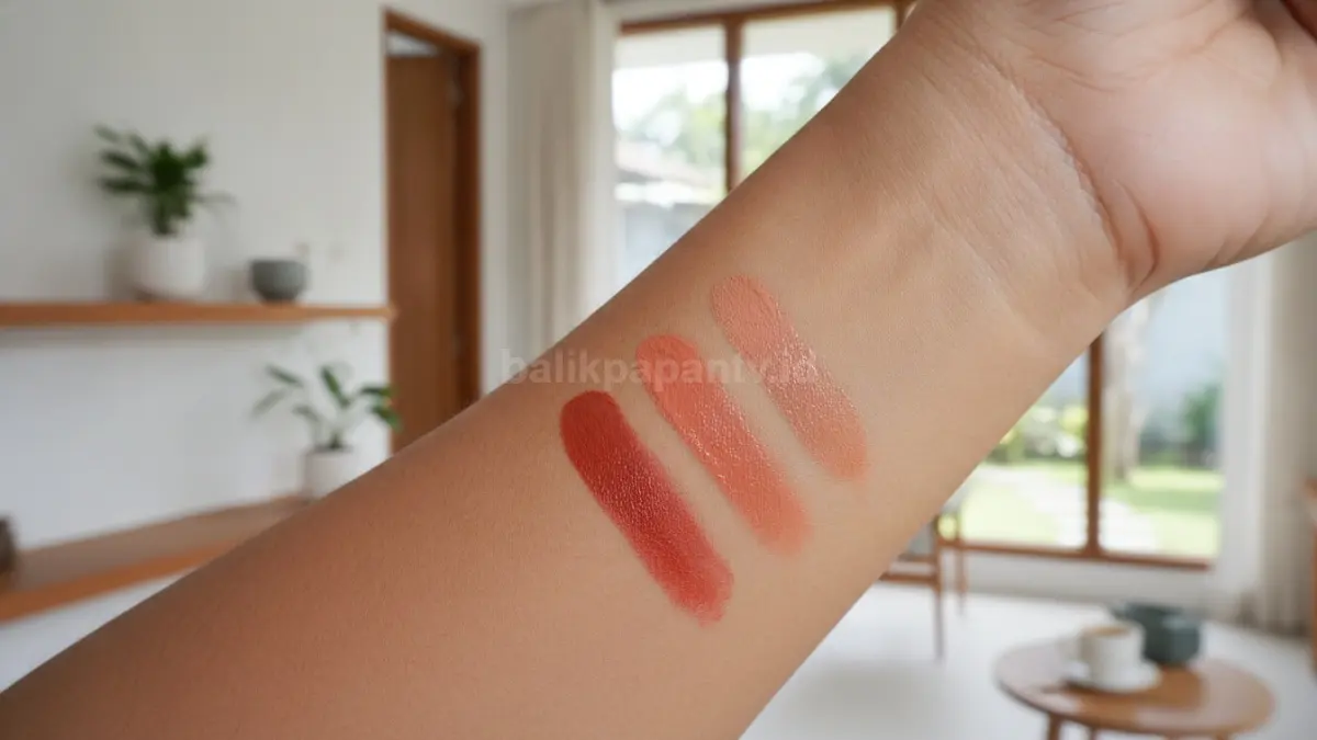 Swatch lip tint warna bata dan peach untuk menunjukkan perbedaan karakter warna pada kulit.
