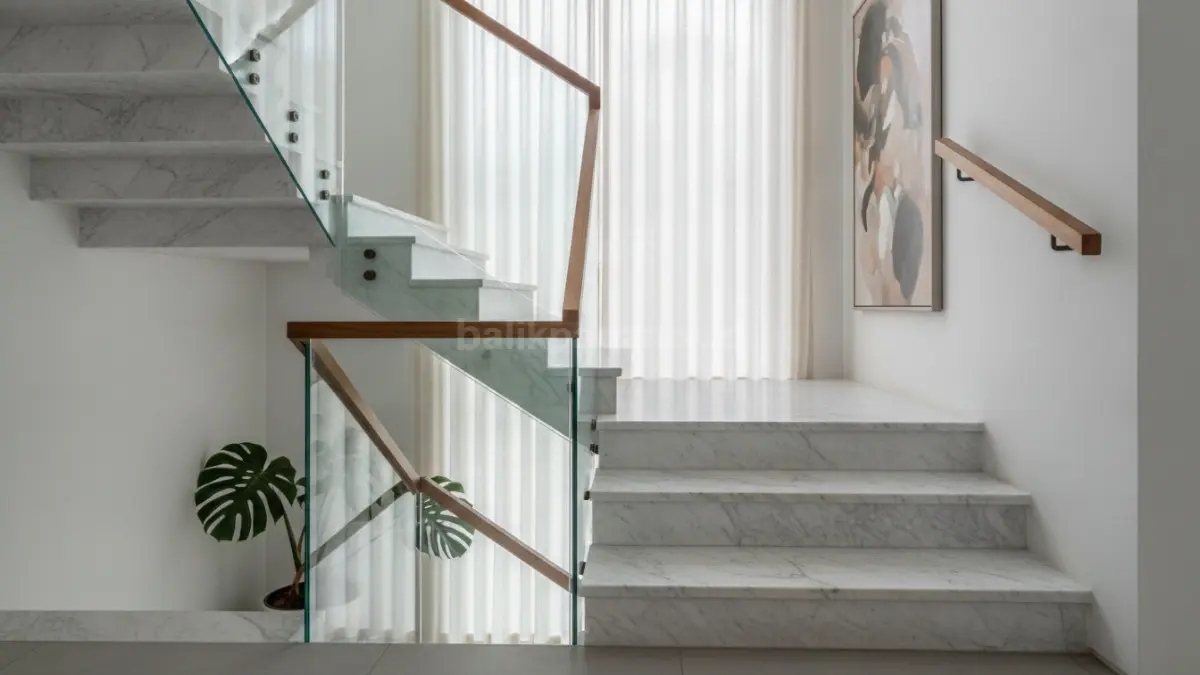 Tangga berlapis marmer dengan railing kaca menciptakan tampilan interior yang modern dan berkelas. (BTV/Ai)