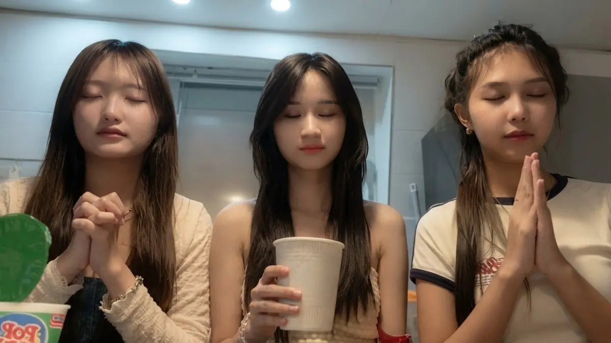 Kolaborasi konten mukbang Catheez, Vior, dan Vincent di Korea Selatan menghadirkan suasana hangat kebersamaan seru. (BTV/AI)