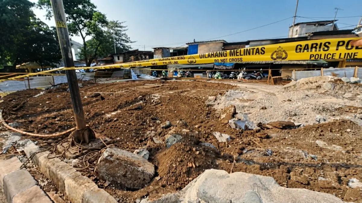 Lokasi bocah inisial I (4) yang jatuh di lubang proyek pembangunan Lapangan Multifungsi Taman RW 04 di Jalan Manggarai Utara II, Kelurahan Manggarai, Kecamatan Tebet, Jakarta Selatan. (BTV/AI) 